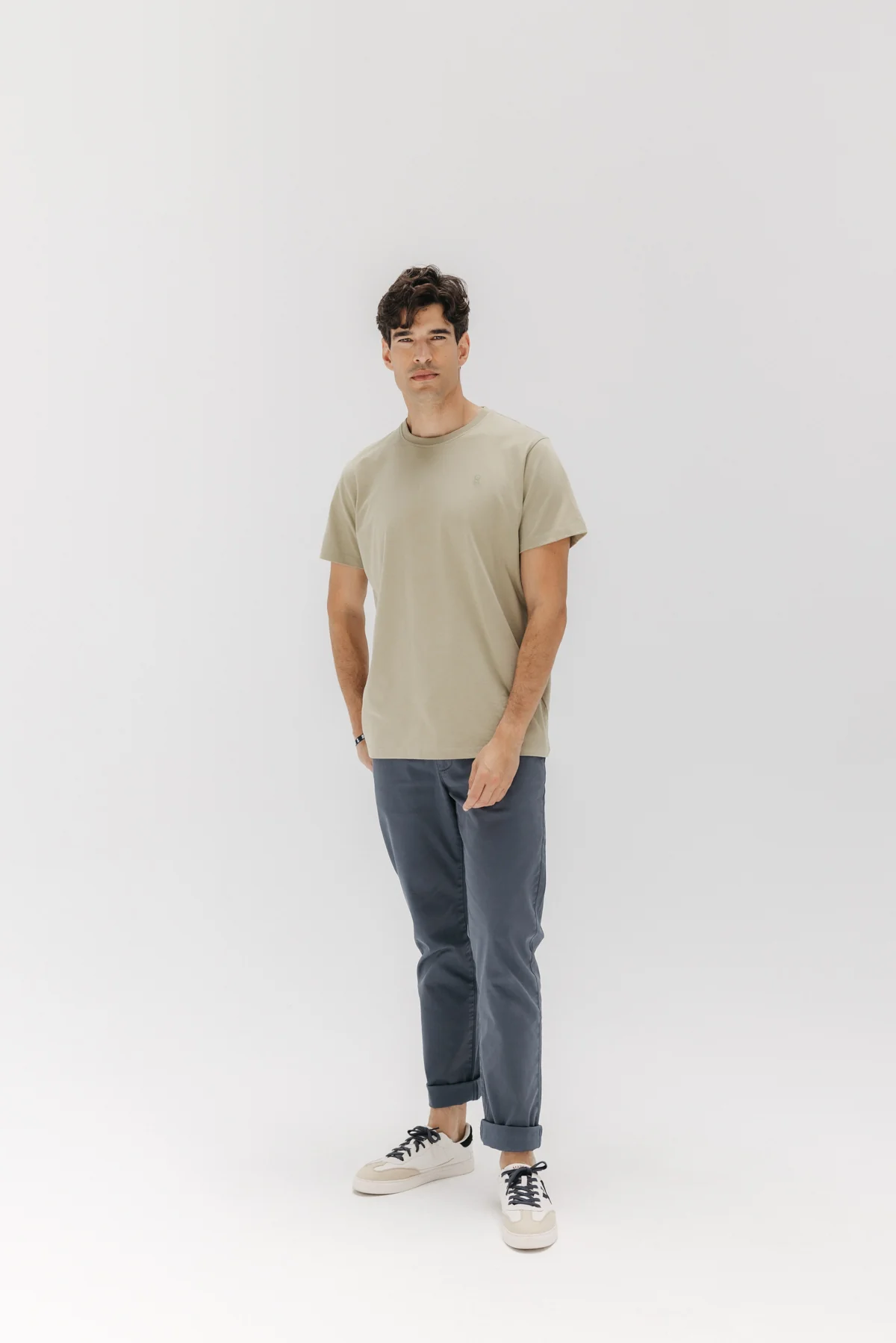 CAMISETA BÁSICA BORDADO VERDE KHAKI - Imagen 6
