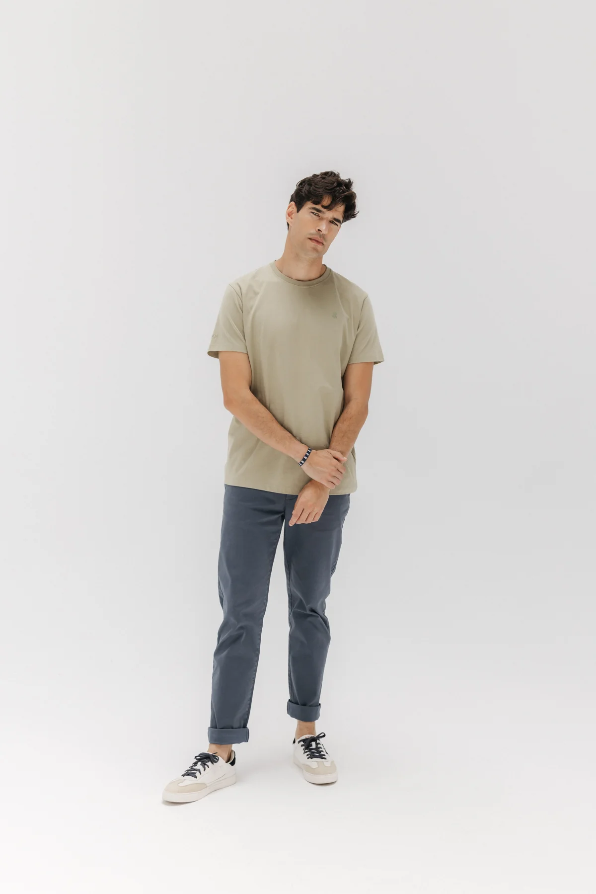 CAMISETA BÁSICA BORDADO VERDE KHAKI - Imagen 7