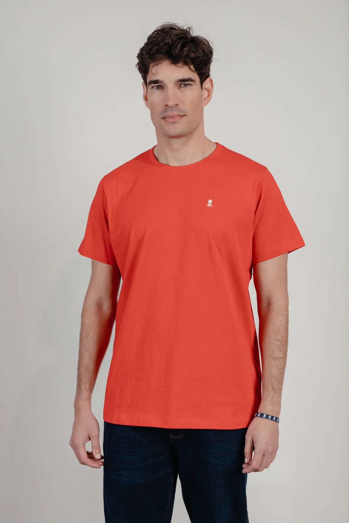 Camiseta bordado logo contraste rojo - Imagen 4