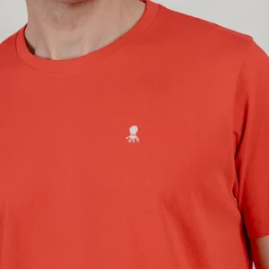 Camiseta bordado logo contraste rojo