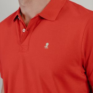 Polo lavado bordado a contraste rojo