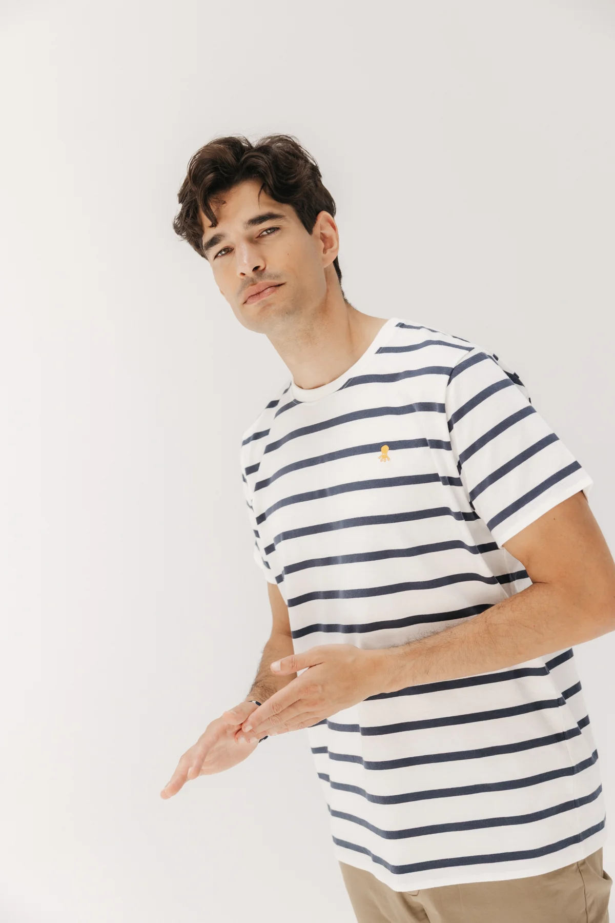 CAMISETA BÁSICA BORDADO RAYAS BLANCO PURO - Imagen 2